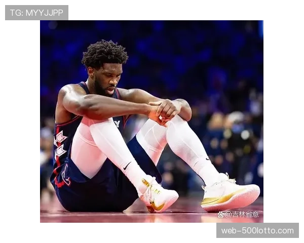 恩比德突破落地时疑似膝盖受伤，已返回更衣室接受检查